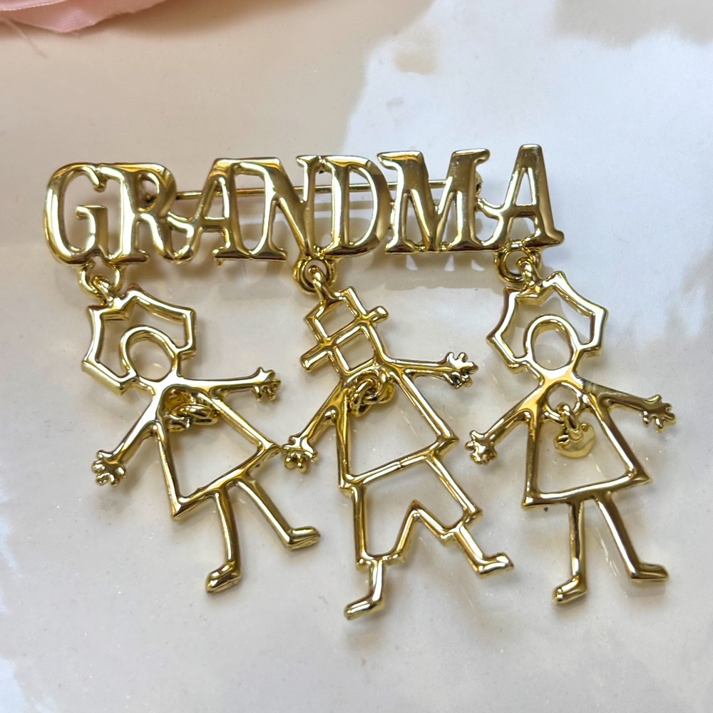 Goldtone Grandma with Kids Charm Brooch